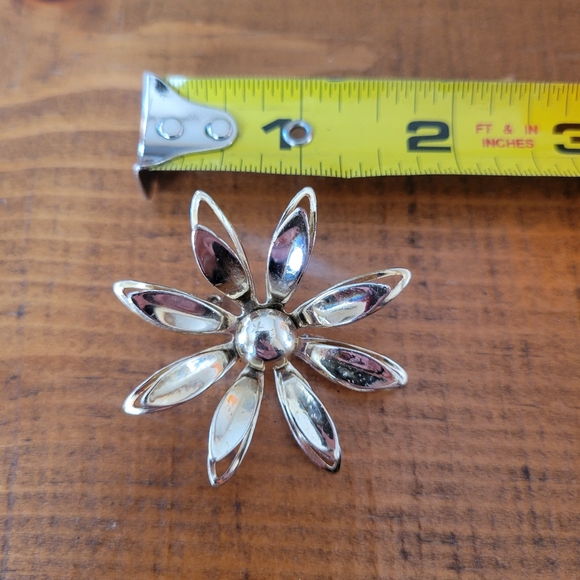 Unique Vintage Gold Tone 3D Flower Petals Brooch Pin See DescriptionSome rough - Picture 4 of 4